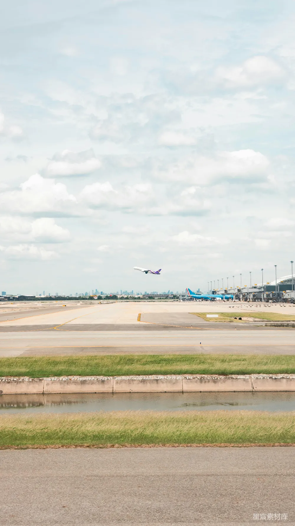 高清摄影 机场 飞机 天空 旅行 户外 机场跑道上的飞机