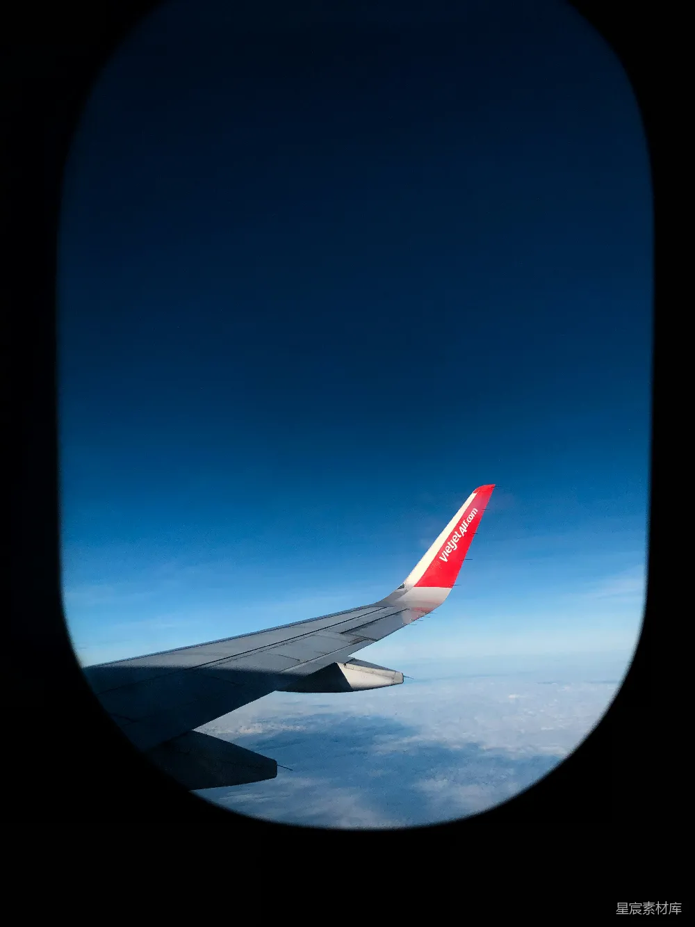 高清摄影 飞机 蓝天 机翼 旅行 风景 飞机窗外的蓝天与机翼
