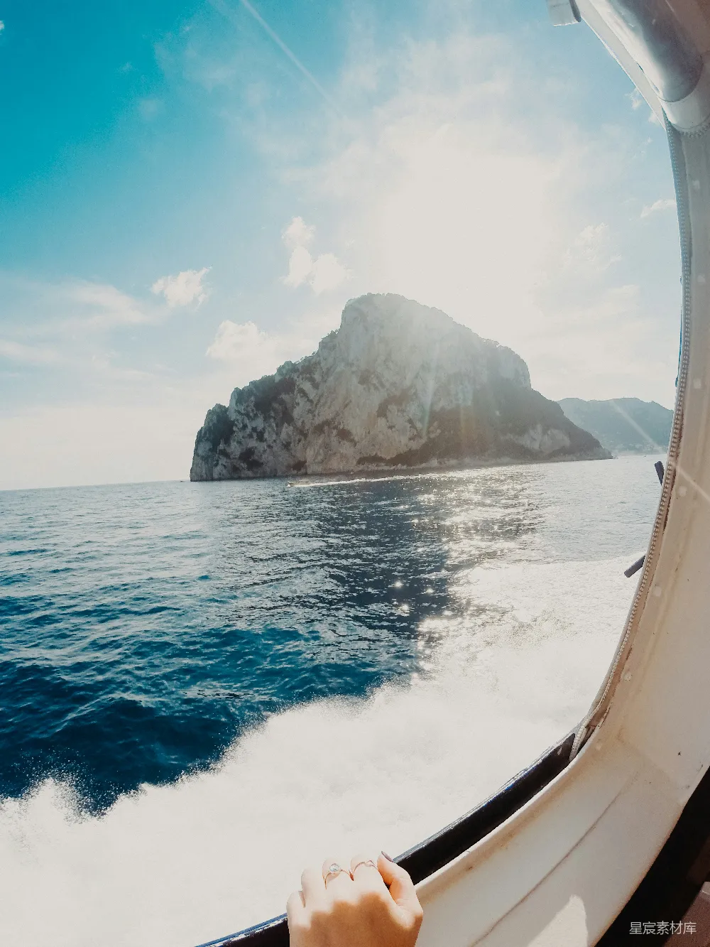 高清摄影 旅行 海洋 自然 风景 休闲 海上的旅伴：船窗下的风景
