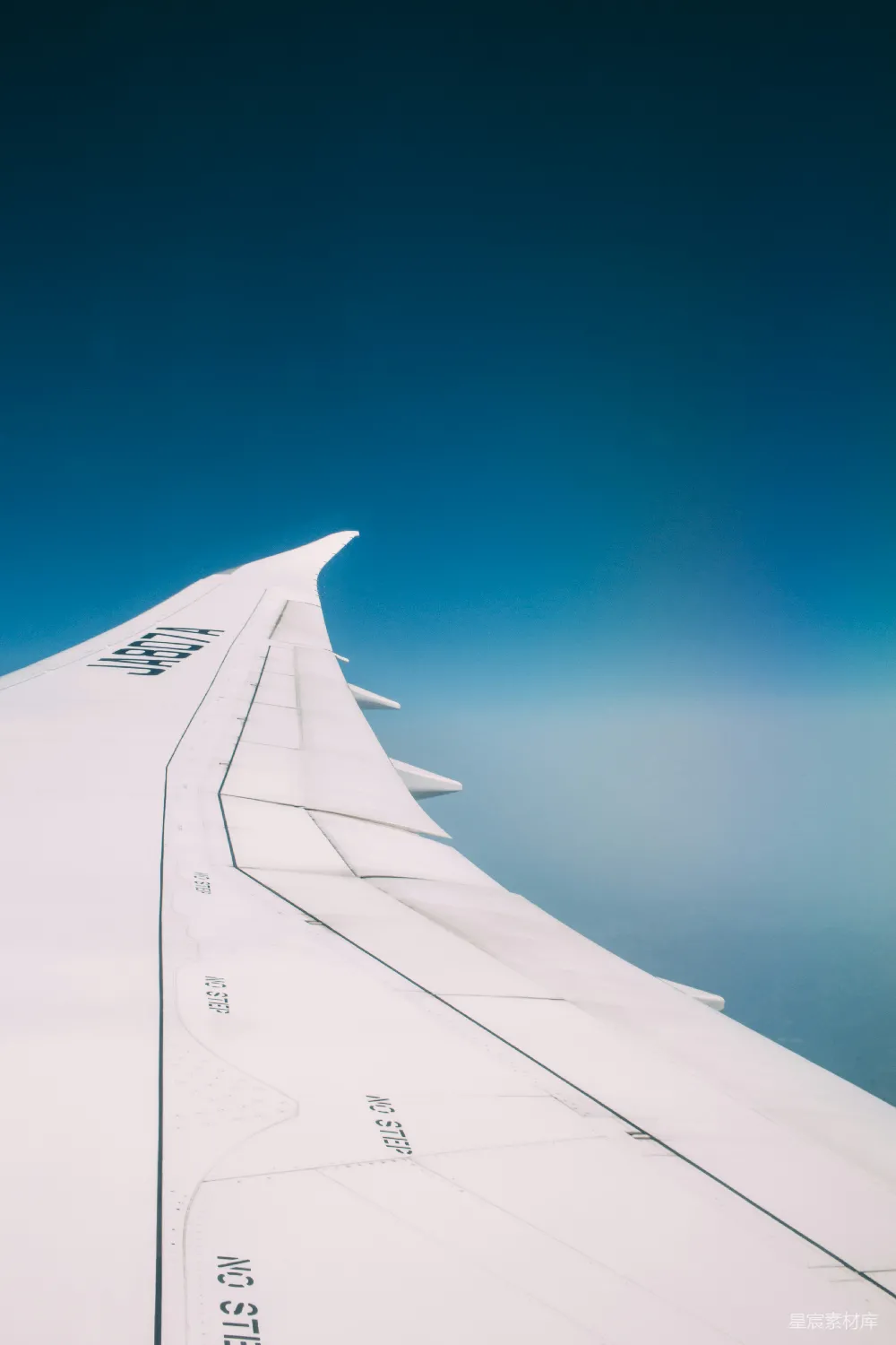 高清摄影 飞机 机翼 天空 旅行 风景 飞机机翼与蓝天