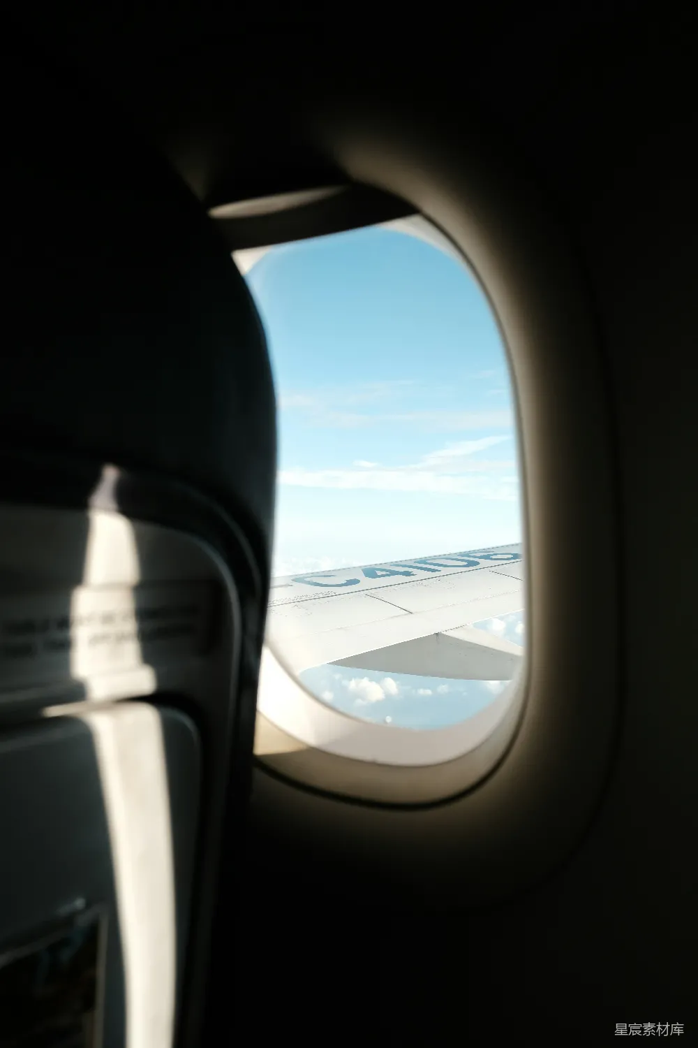 高清摄影 飞机 旅行 天空 窗户 飞行 飞机舷窗上的蓝天