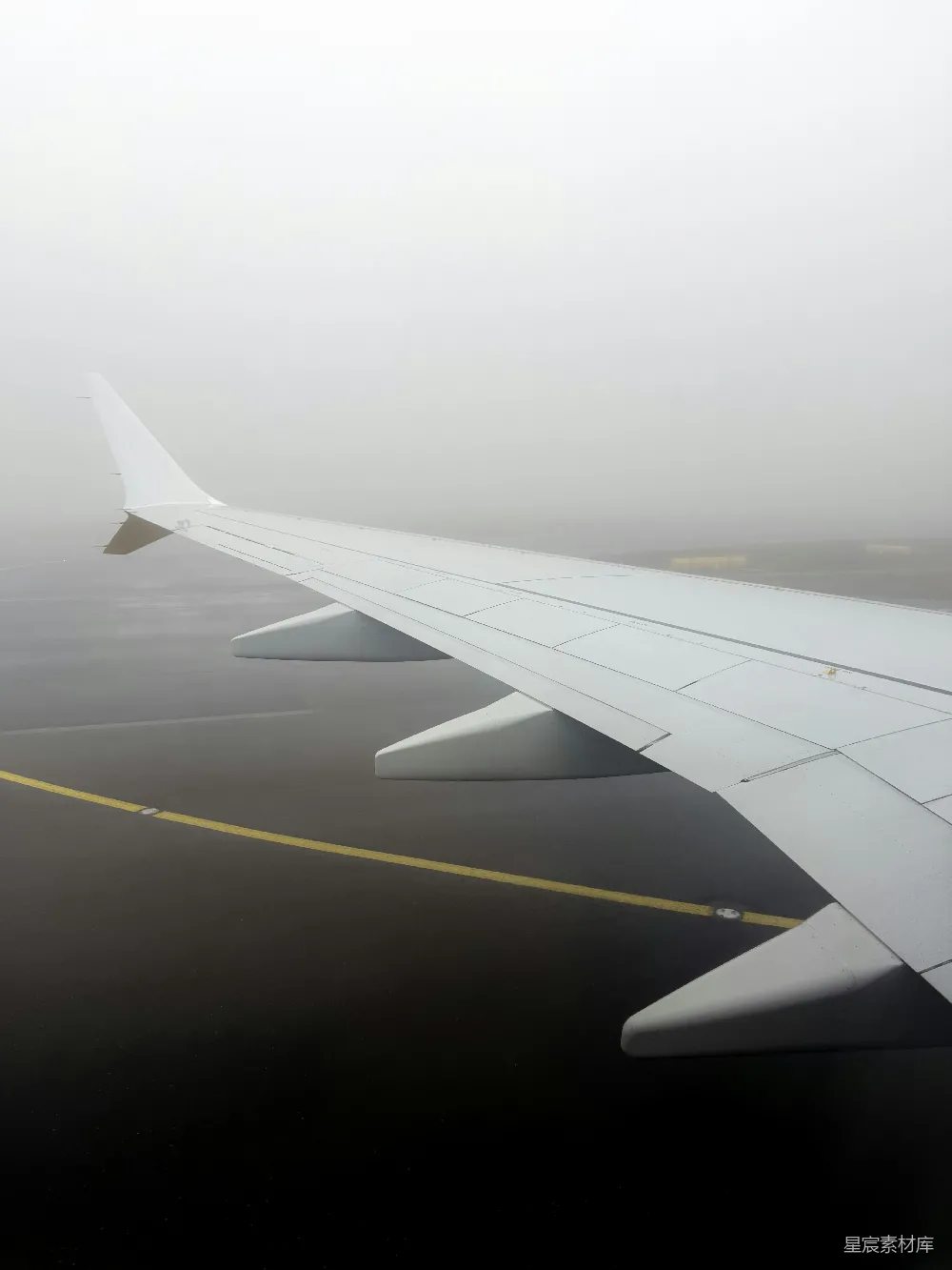 高清摄影 飞机机翼 雾天 飞行 空域 旅行 雾中的飞机机翼