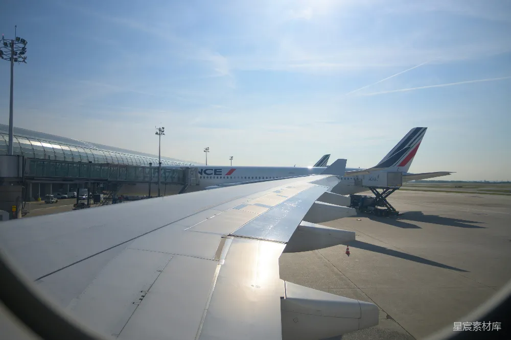 高清摄影 机场 飞机 机翼 晴天 旅行 机场视角下的飞机机翼