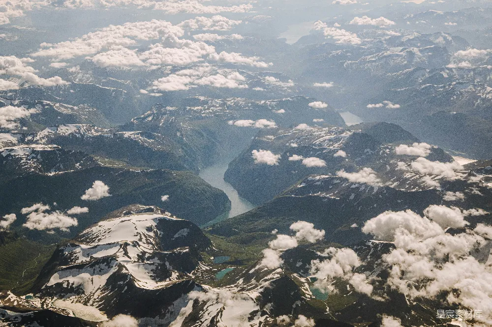 高清摄影 山脉 云层 航拍 自然风光 旅行 云端俯瞰壮丽山脉