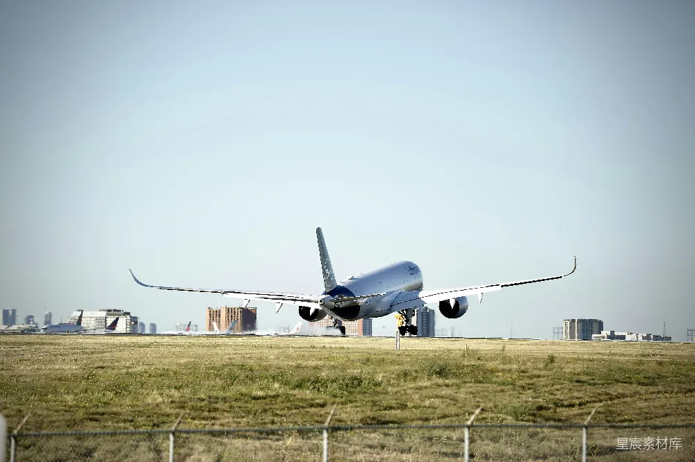 高清摄影 飞机 机场 降落 航空 现代 飞机降落瞬间