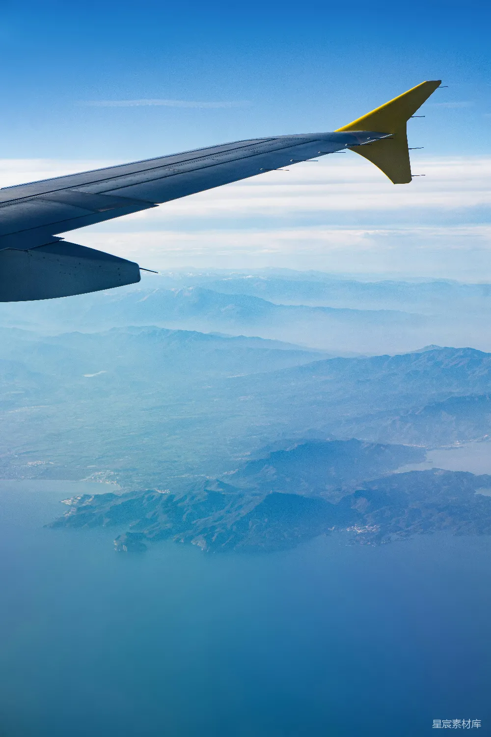高清摄影 飞机视角 自然风光 旅行摄影 山川湖泊 航空旅行 空中俯瞰山脉与海岸线