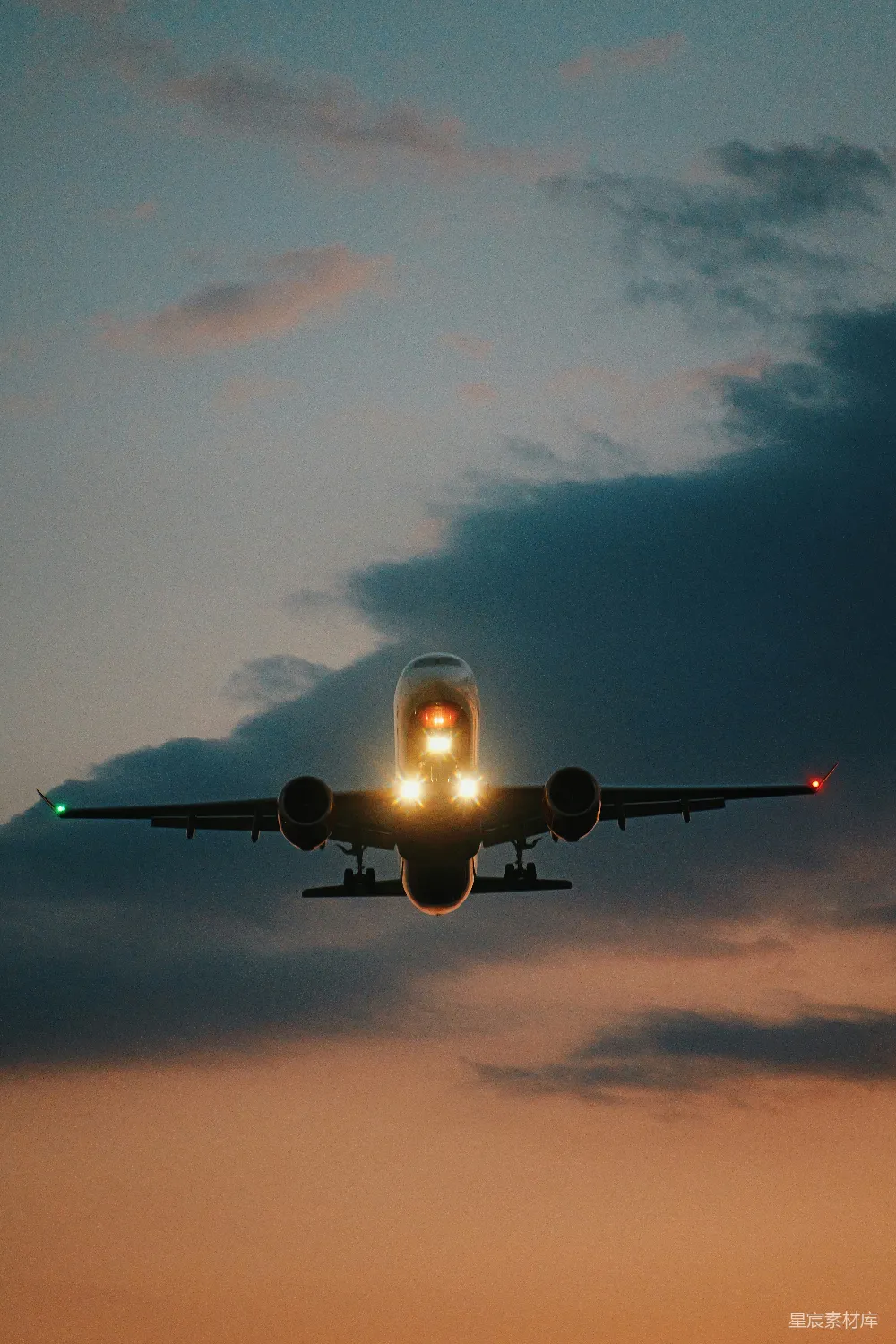 高清摄影 飞机 夕阳 降落 天空 旅行 夕阳下的飞机降落