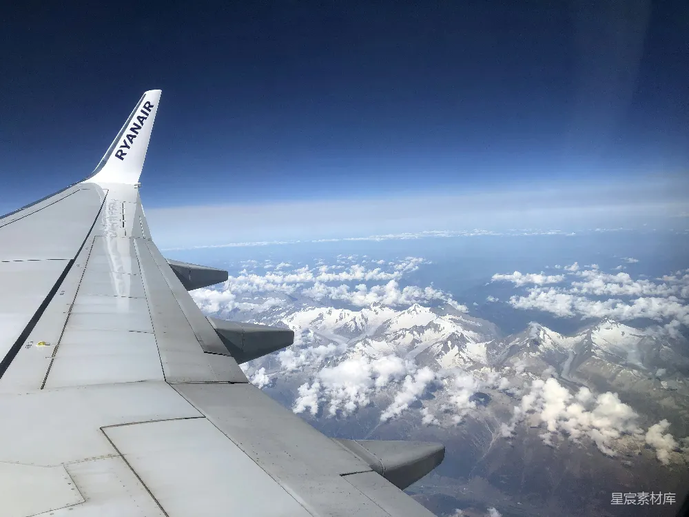 高清摄影 旅行 风景 飞机 山脉 云层 空中俯瞰阿尔卑斯山脉