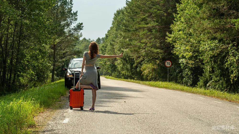 高清摄影 旅行 搭便车 自然 自由 户外 旅途中搭便车的女孩