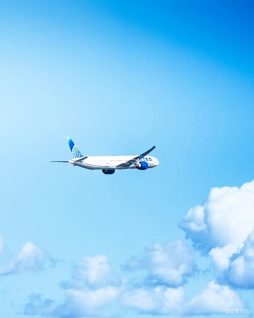 高清摄影 飞机 蓝天 白云 旅行 航空 蓝天白云下的联合航空飞机