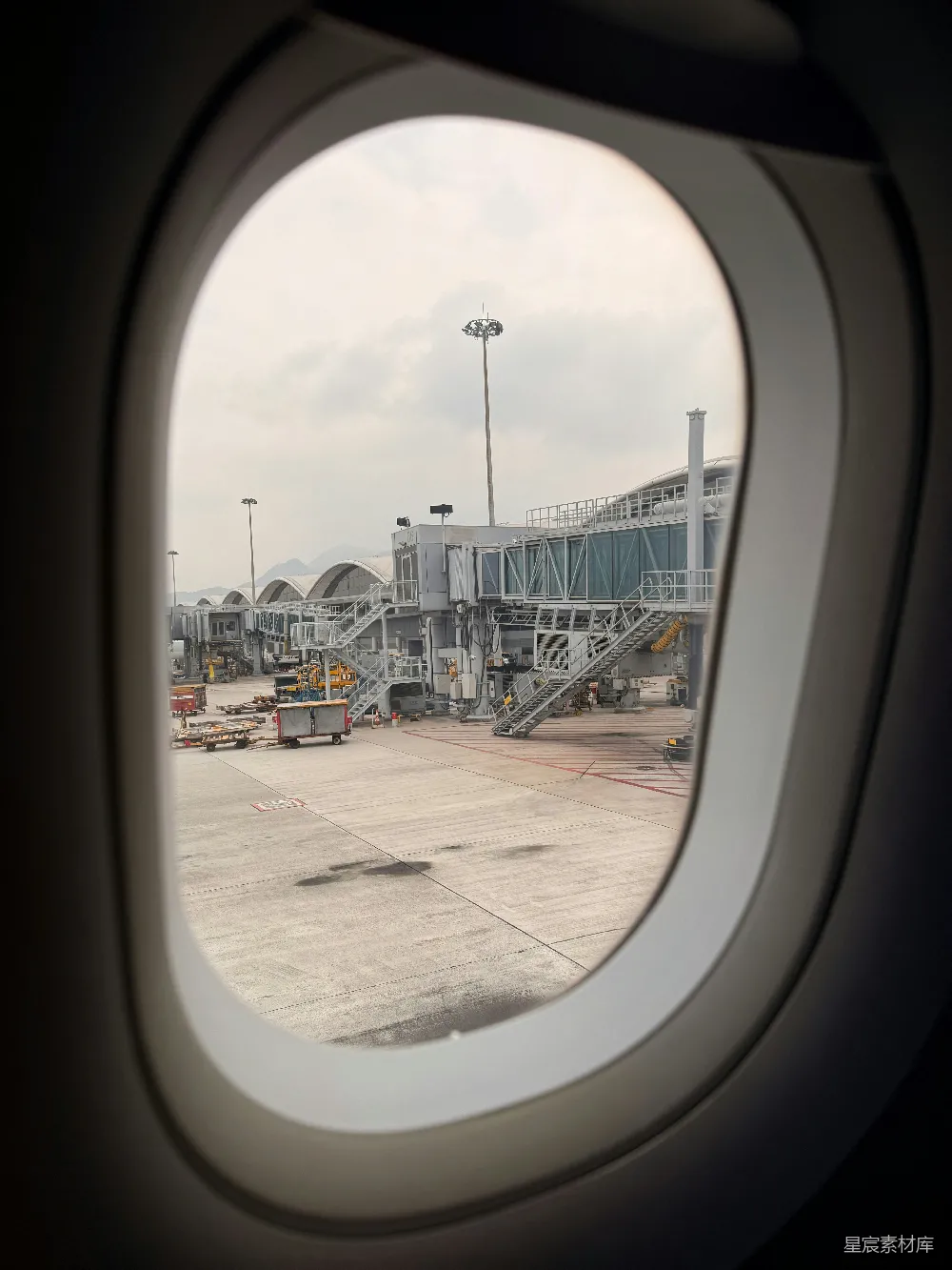高清摄影 机场 飞机 窗外 工业 旅行 飞机窗外的机场景象
