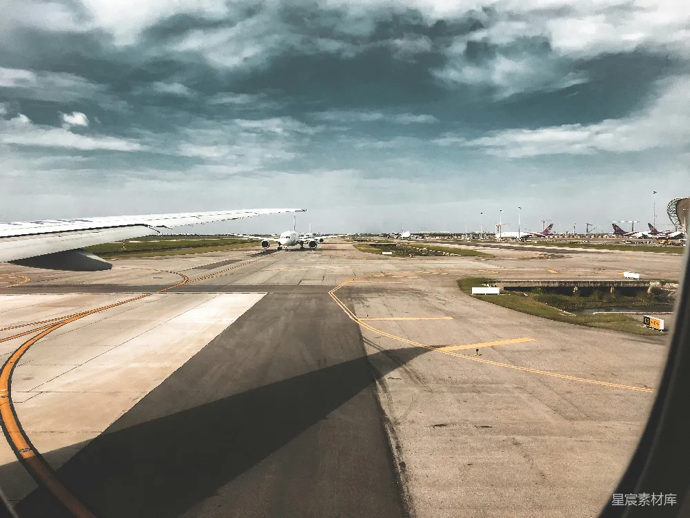 高清摄影 机场 旅行 飞机 跑道 天空 机场跑道上的旅行视角