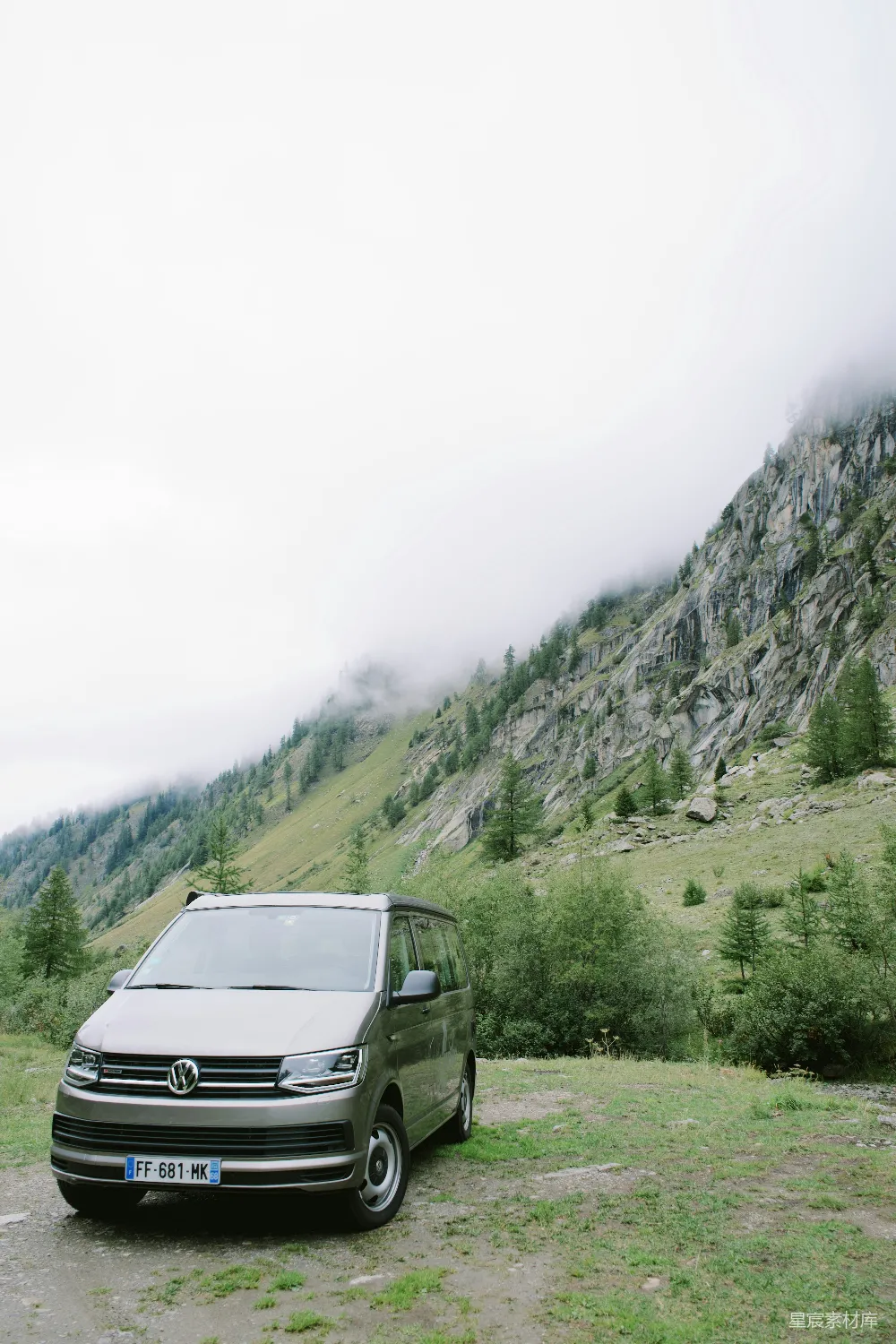 高清摄影 旅行 自然 户外 风景 山地 山间停靠的Volkswagen