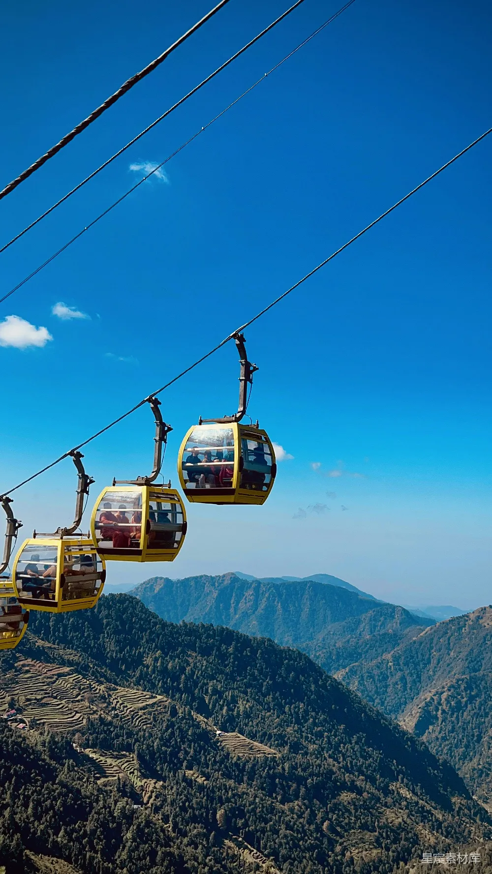 高清摄影 缆车 山景 户外活动 风景 休闲娱乐 缆车穿越山间