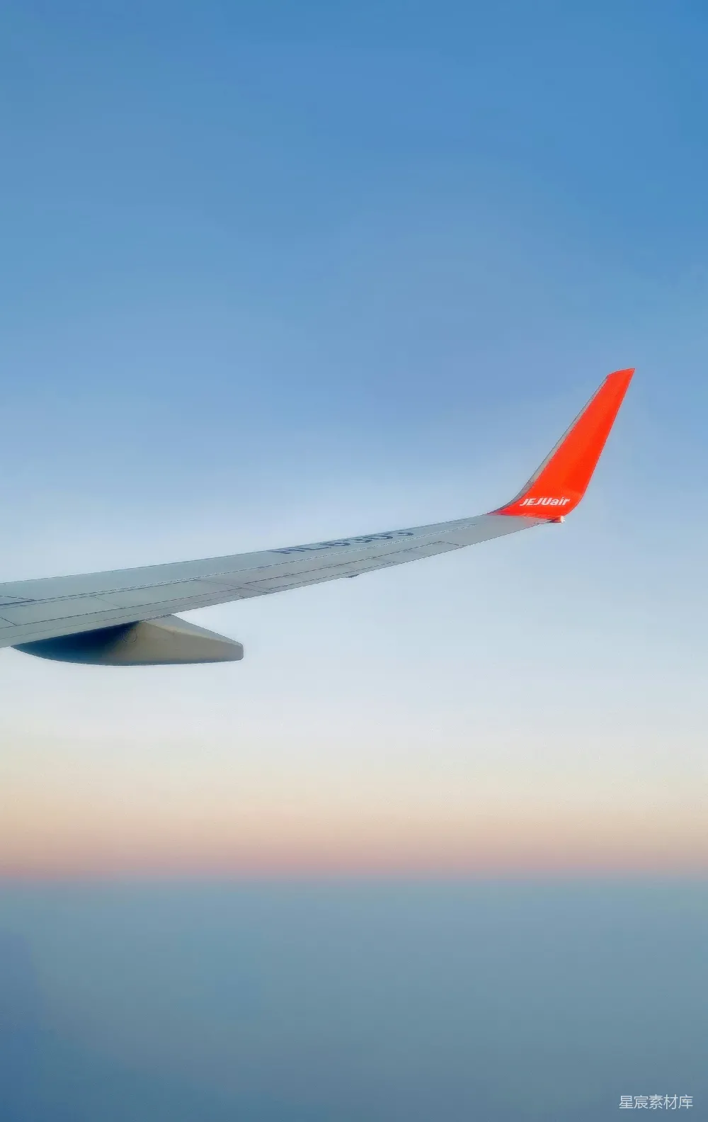 高清摄影 飞机 航拍 日落 天空 旅行 飞机航拍：日落时分的天空
