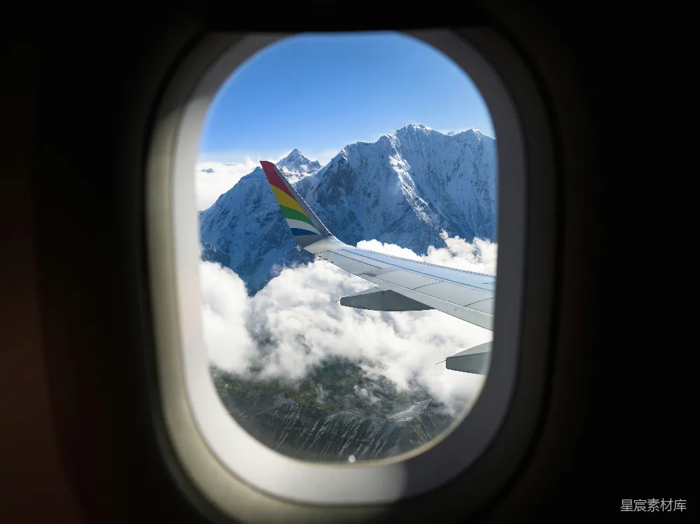 高清摄影 飞机窗景 雪山 云海 自然风光 旅行 飞机舷窗视角下的雪山与云海