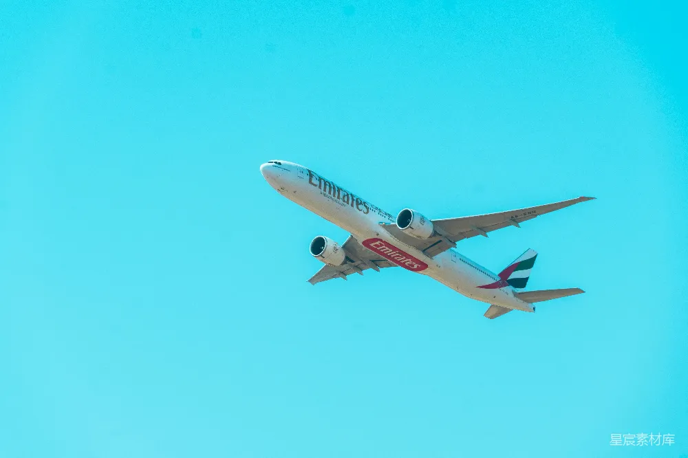 高清摄影 飞机 蓝天 旅行 航空 商务 蓝天下的阿联酋航空飞机