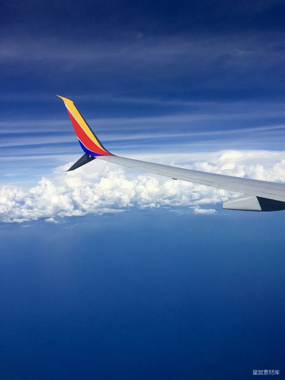 高清摄影 飞机 蓝天 白云 旅行 自然 蓝天白云下的飞机机翼