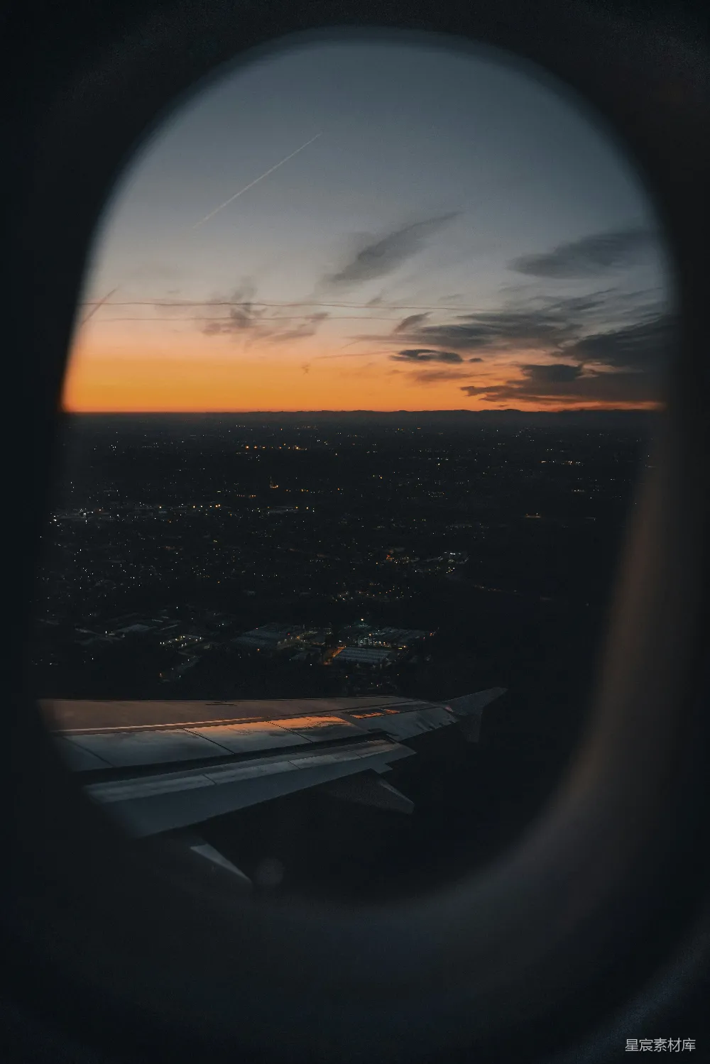 高清摄影 飞机 窗外 夕阳 城市 旅行 夕阳下的飞机窗外景色