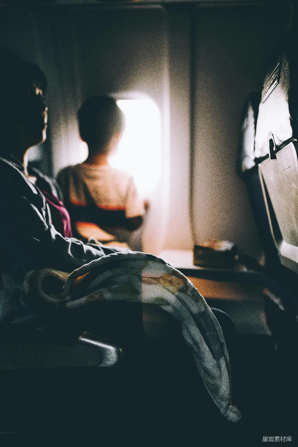 高清摄影 旅行 飞机 安静 人物 窗户 飞机上的静谧时光