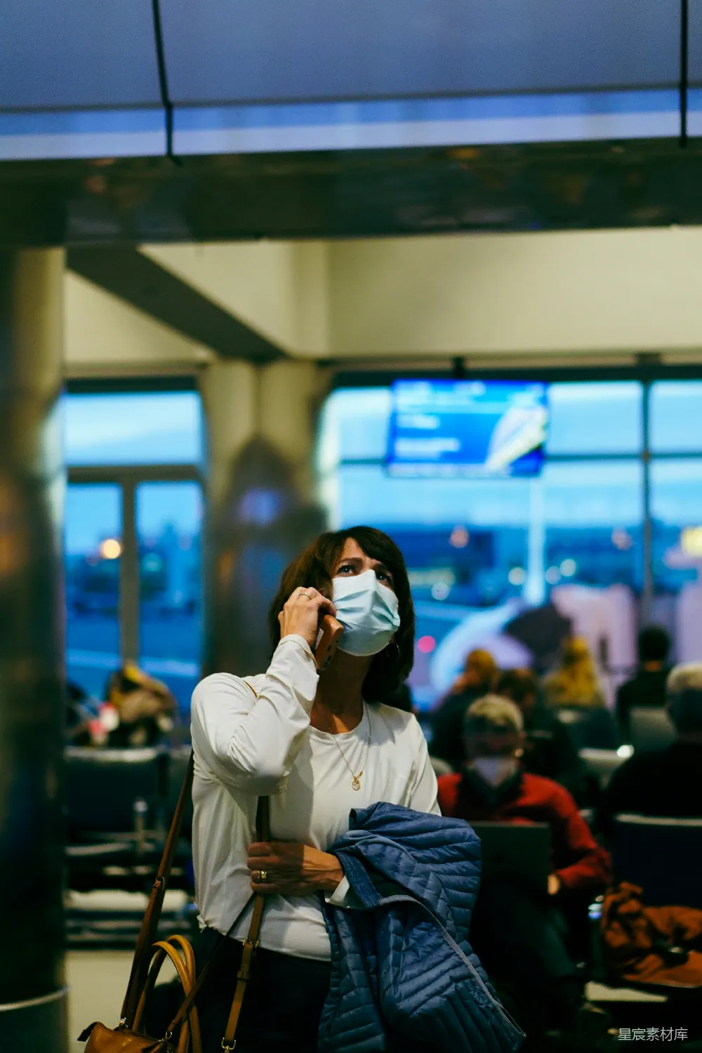 高清摄影 机场 旅人 等待 口罩 行李 在机场等待的旅人