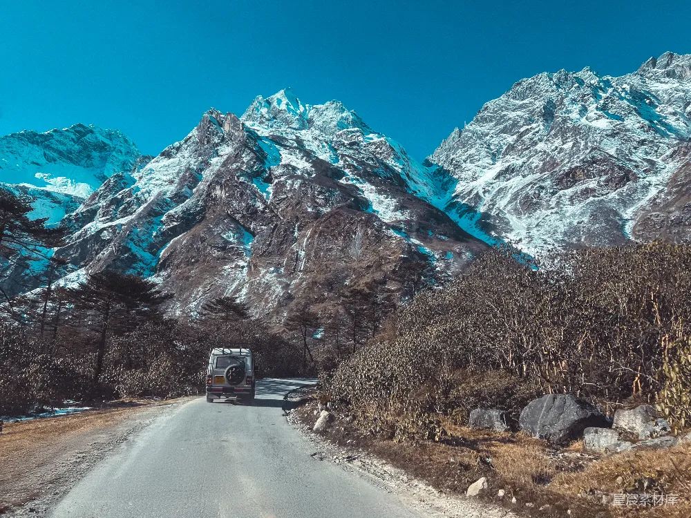 高清摄影 雪山 旅行 风景 自然 冒险 雪山下的旅行者