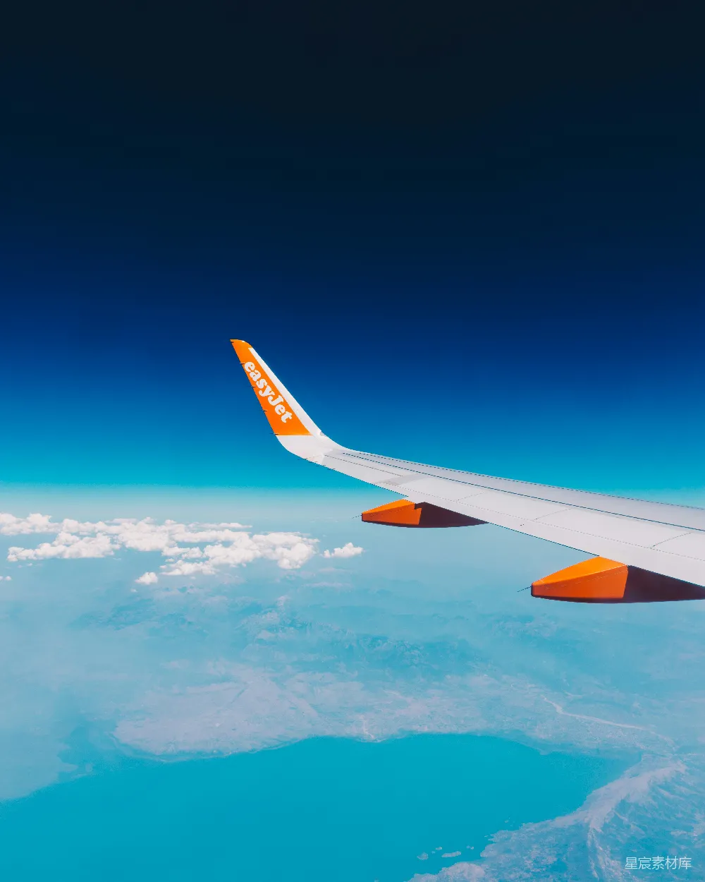 高清摄影 天空 飞机 旅行 自然 户外 空中俯瞰：easyJet飞机的翅膀与蓝天