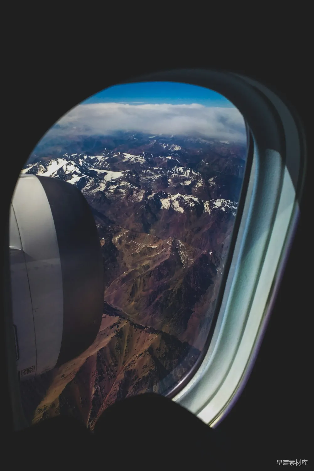高清摄影 飞机 山脉 航拍 旅行 自然 飞机舷窗下的壮丽山脉