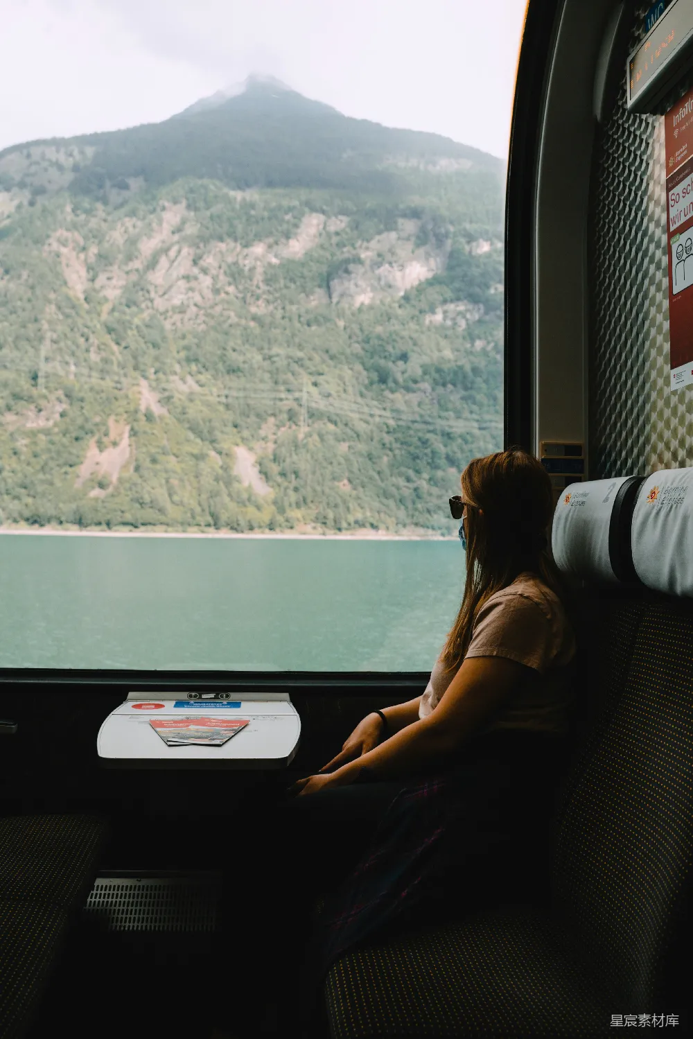 高清摄影 旅行 风景 火车 自然 宁静 火车上的旅人