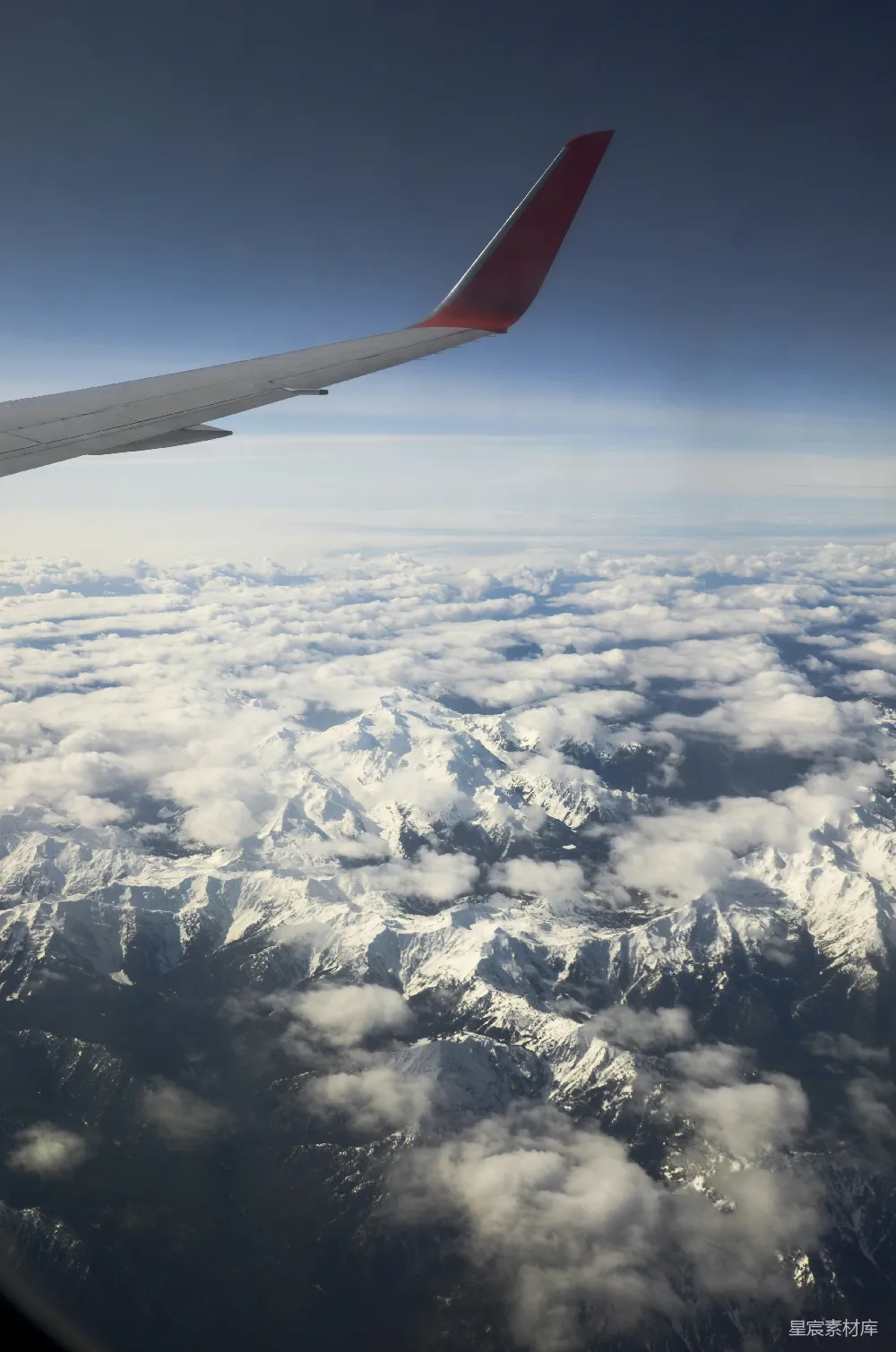 高清摄影 飞机 雪山 云海 旅行 自然 飞机视角下的雪山云海