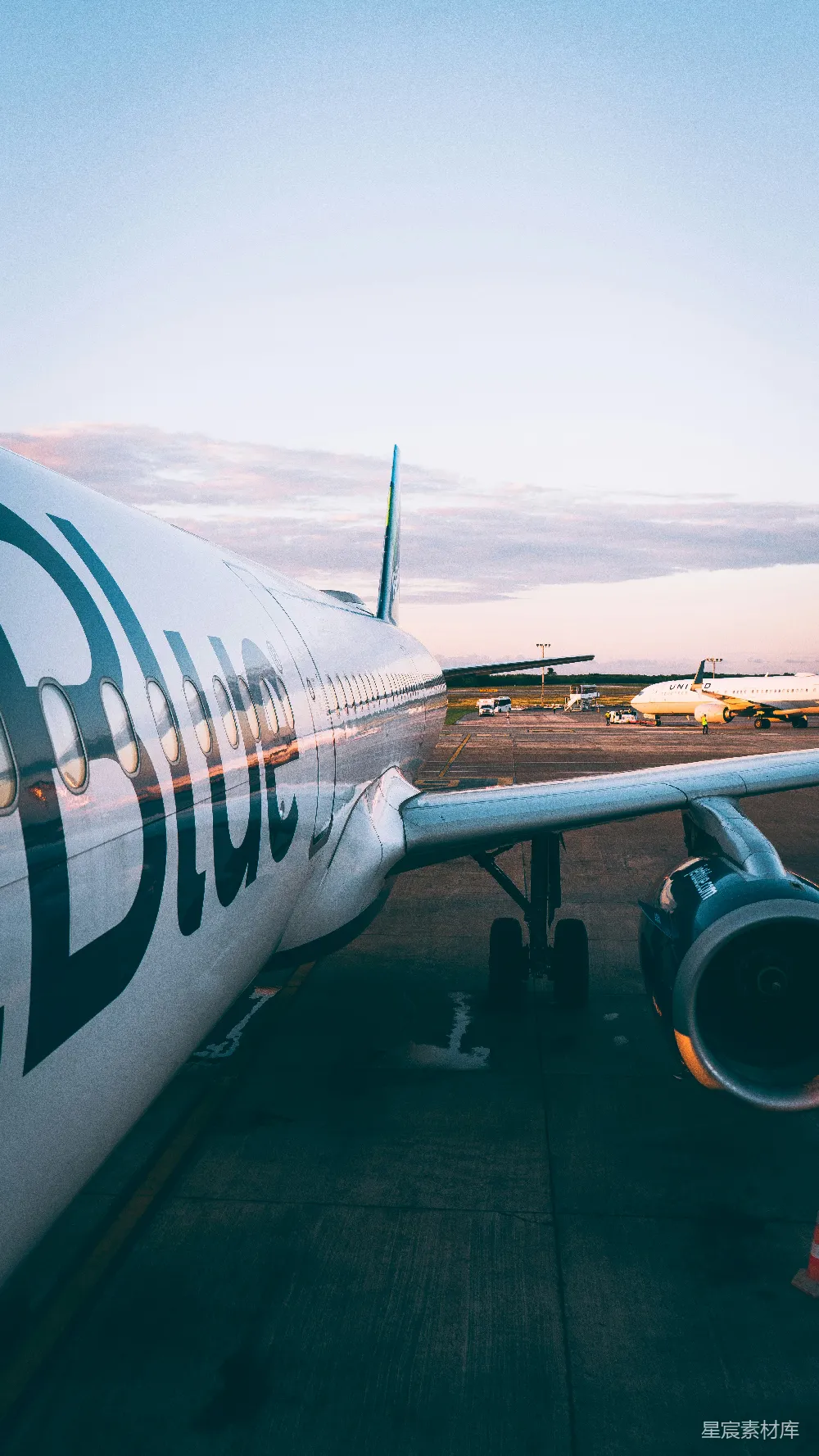 高清摄影 飞机 停机坪 夕阳 旅行 航空 夕阳下的飞机停机坪