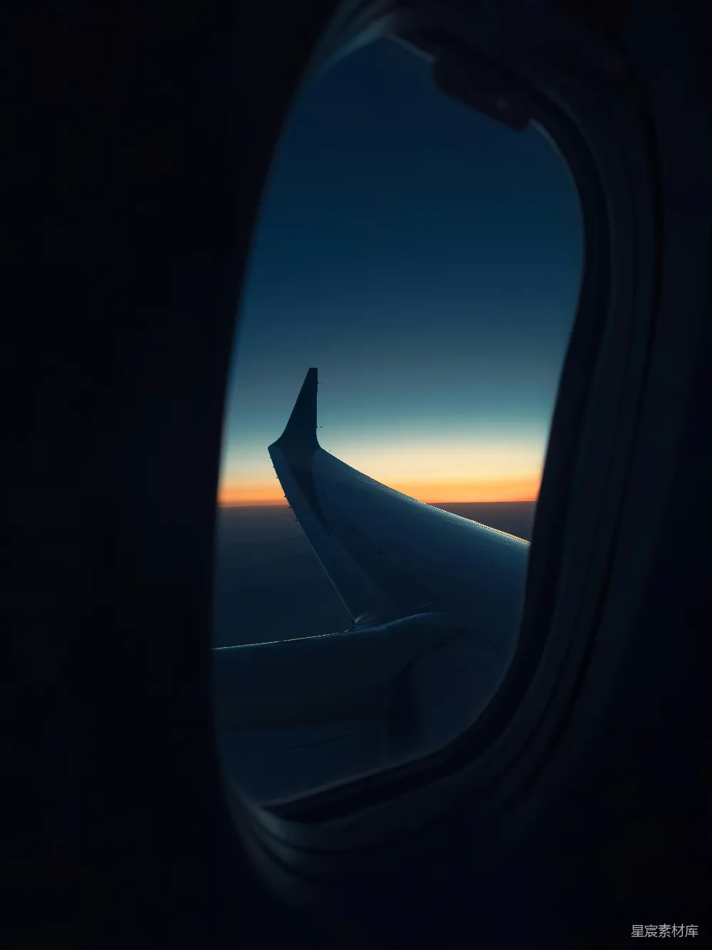 高清摄影 飞机 日落 宁静 旅行 天空 空中日落：飞机窗外的宁静时刻