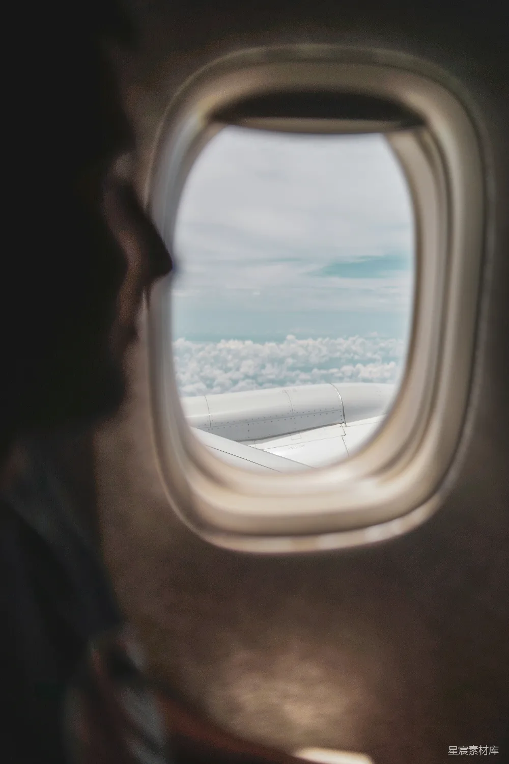 高清摄影 飞机 空中 云层 旅行 风景 空中视角：云层与飞机引擎
