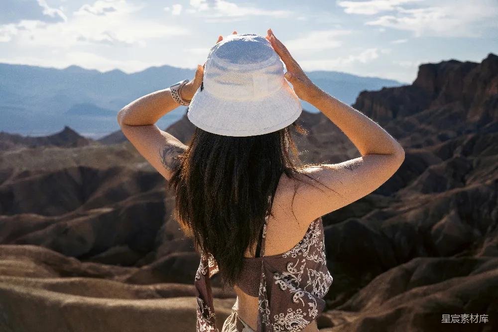 高清摄影 旅行 自然风光 户外 风景 冒险 山顶远眺的旅人