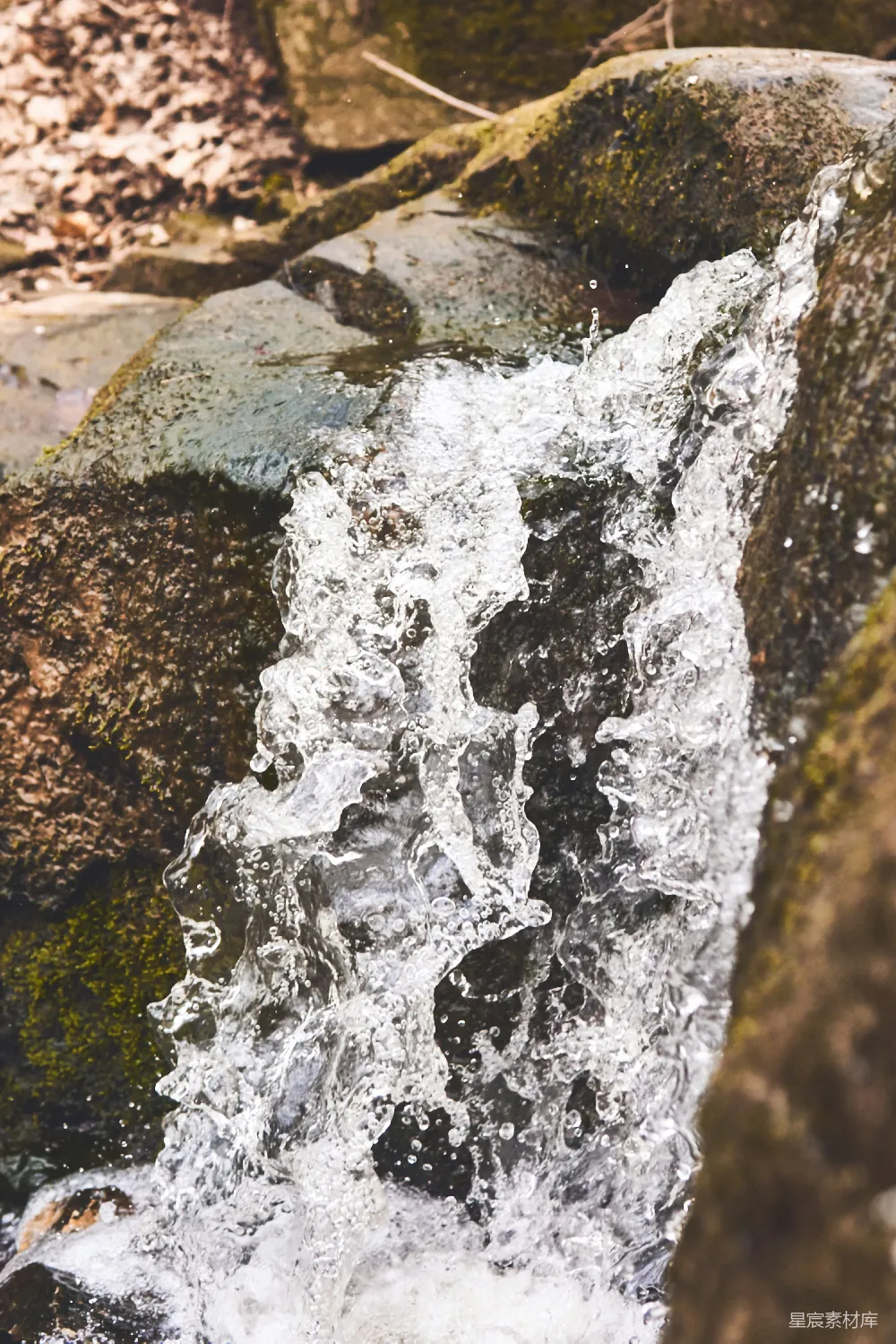 高清摄影 自然 水 户外 瞬间 动感 瀑布与岩石的瞬间
