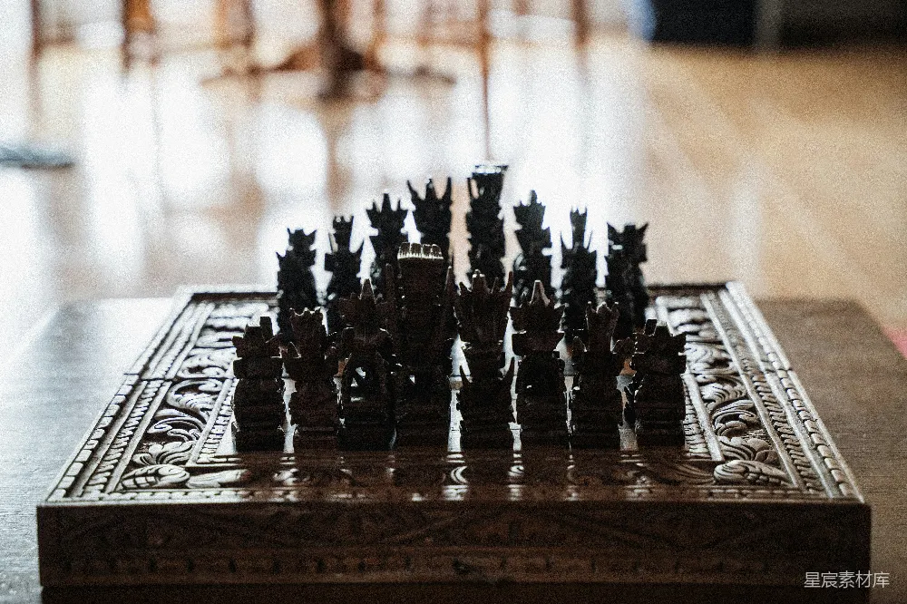 高清摄影 棋子 雕花 木质 棋类游戏 复古 雕花棋盘上的棋子