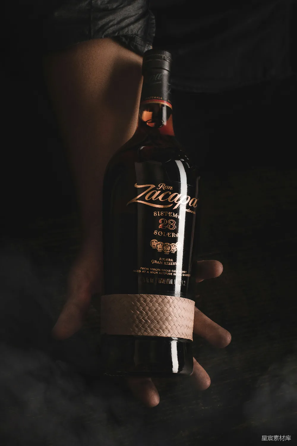 高清摄影 朗姆酒 高端饮品 酒类广告 复古风格 奢华 Zacapa Rum Bottle Presentation