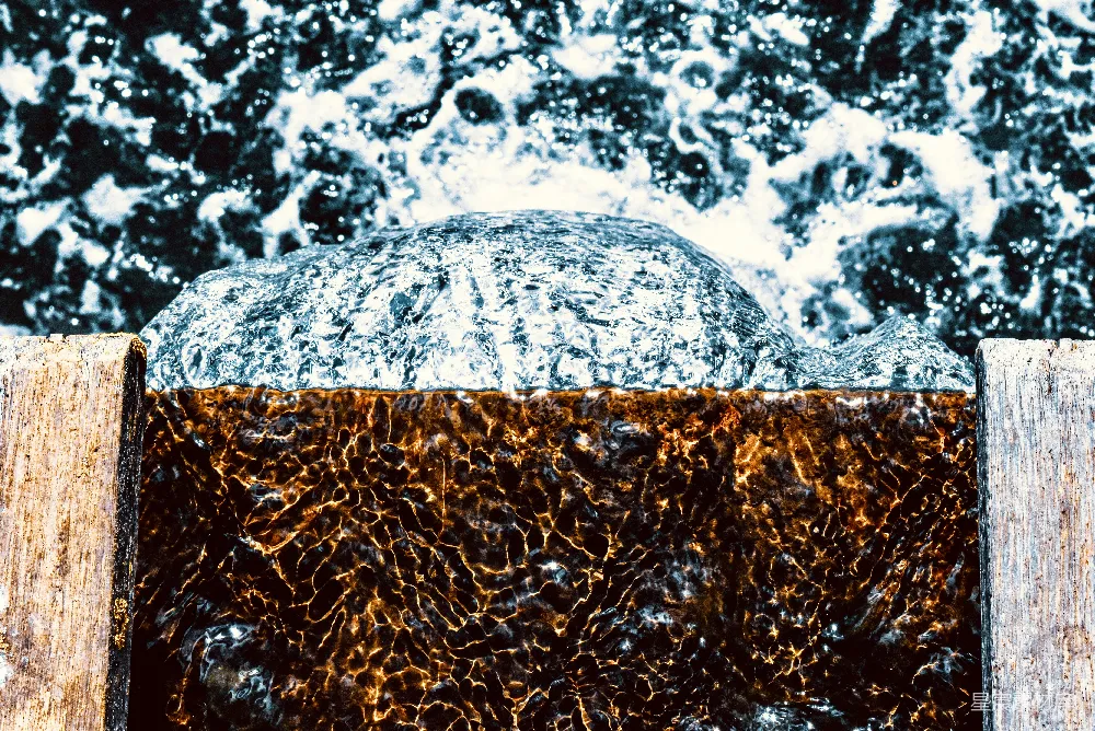 高清摄影 自然 水流 木纹 质感 宁静 水与木的交响