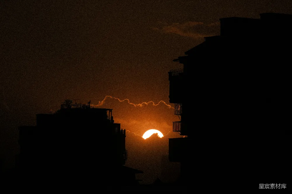 高清摄影  夕阳在剪影建筑之间落下