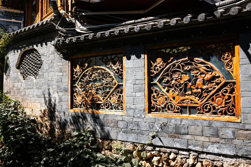 高清摄影 古建筑 窗棂艺术 传统风格 城市风光 历史韵味 古朴窗棂与砖墙的诗意
