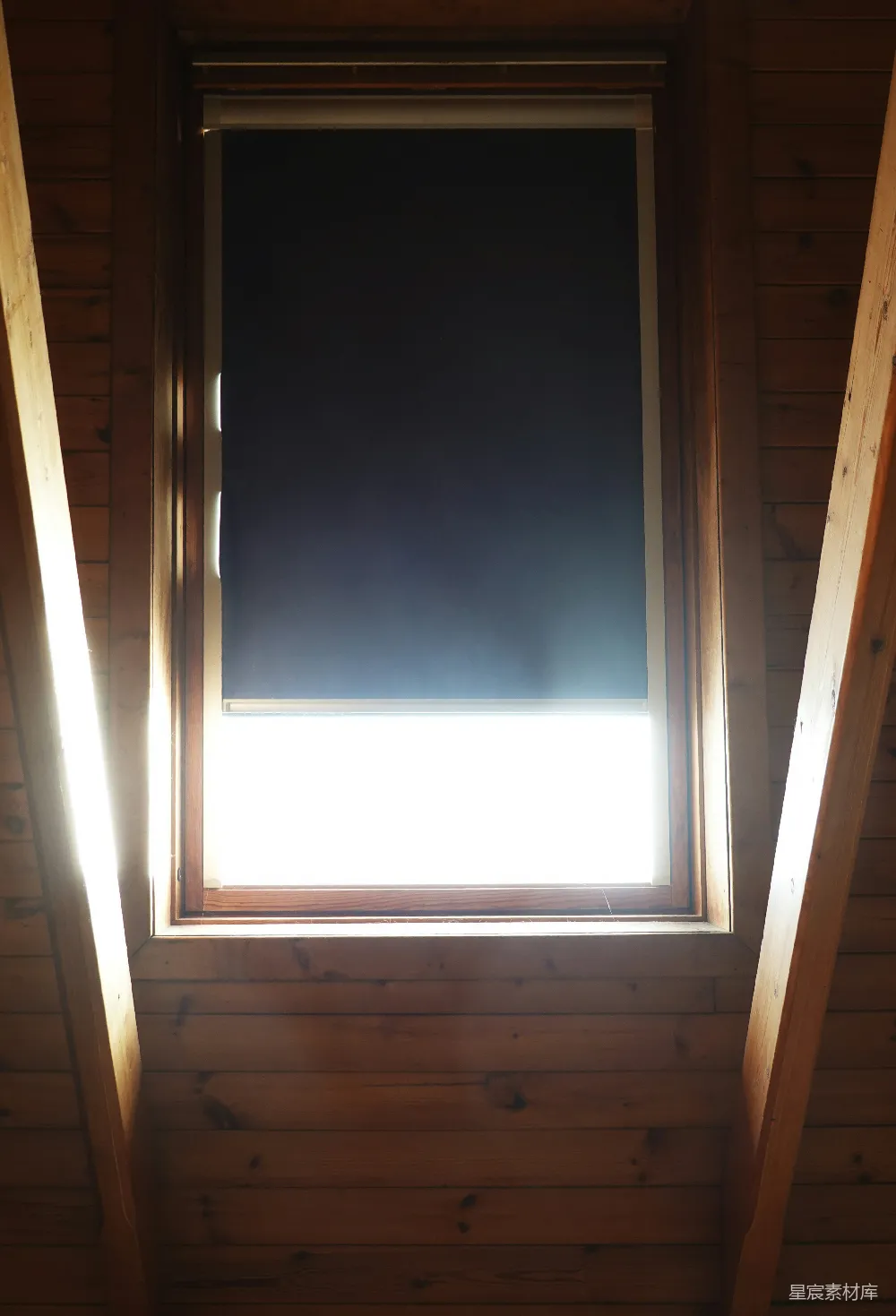 高清摄影 木屋 天窗 自然光 室内设计 宁静 木屋中的天窗