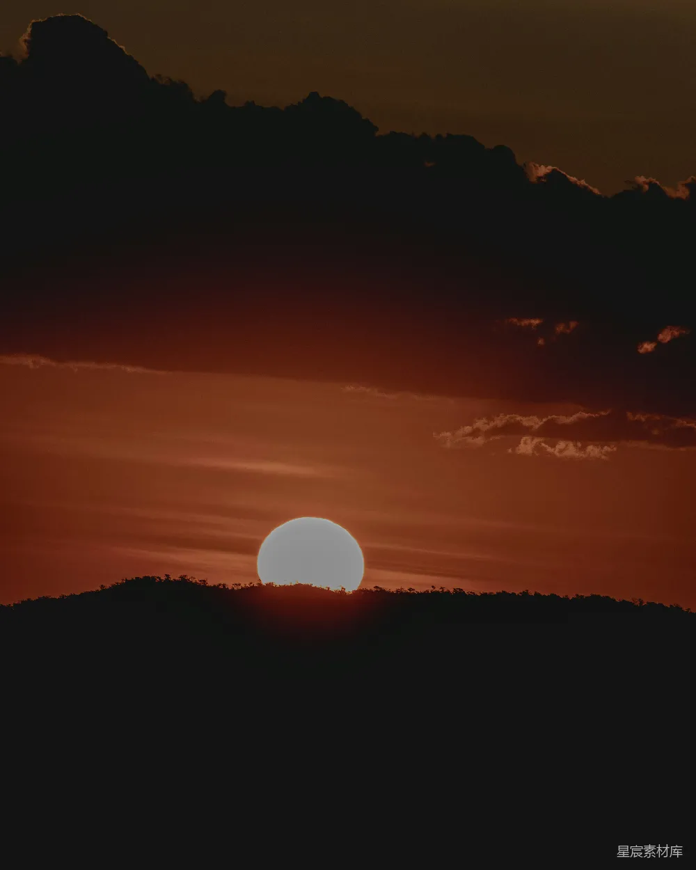 高清摄影 日落 山景 自然风光 宁静 夕阳 日落时分的山景