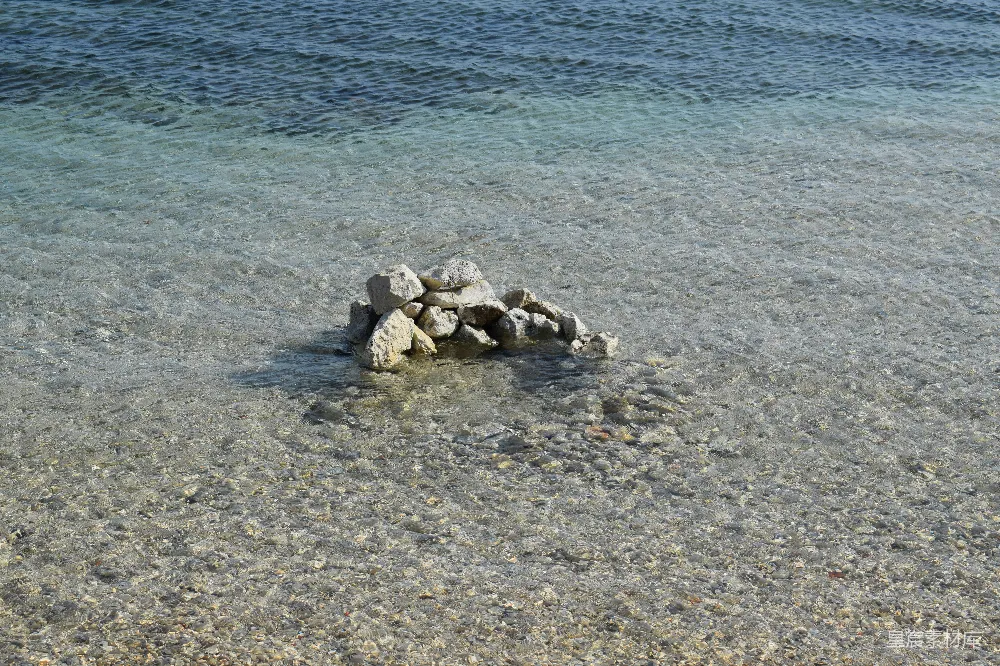 高清摄影 海岸线 自然景观 静谧 水 海滩 海中的石头堆