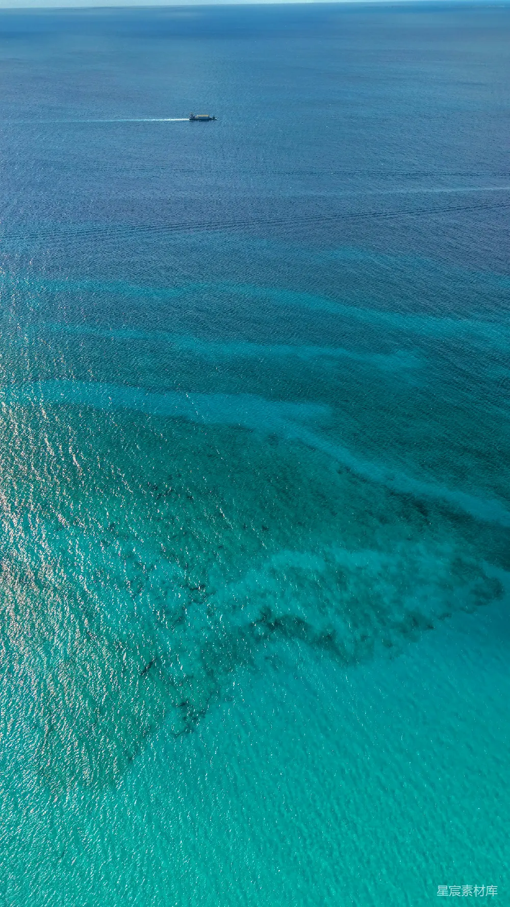 高清摄影 海洋 航拍 平静 风景 自然 蔚蓝海域上的孤舟