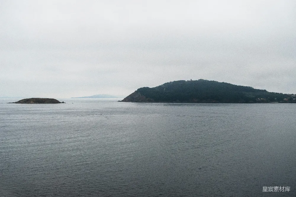 高清摄影 岛屿 海洋 雾气 自然风光 宁静 雾蒙蒙的海上岛屿