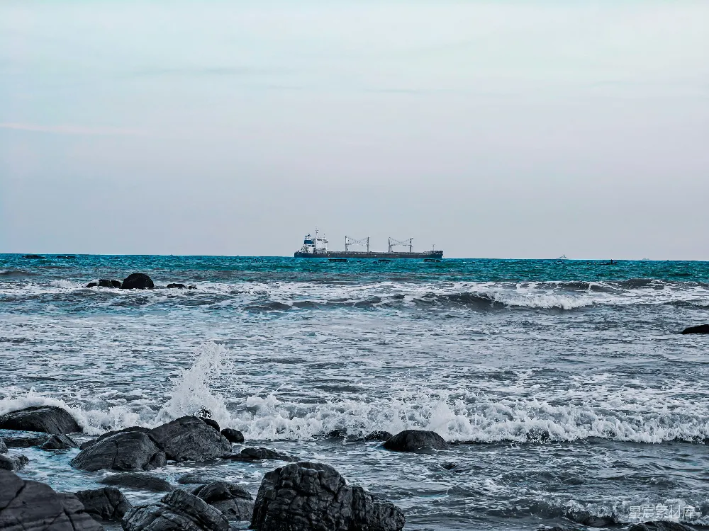 高清摄影 海洋 货轮 海岸 自然 风景 海岸边的波涛与货轮