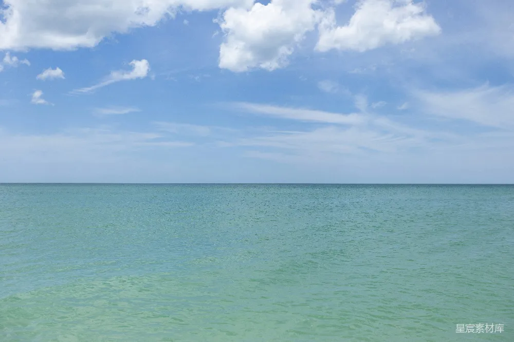 高清摄影 海滩 海景 自然 放松 旅行 蓝天白云下的宁静海面