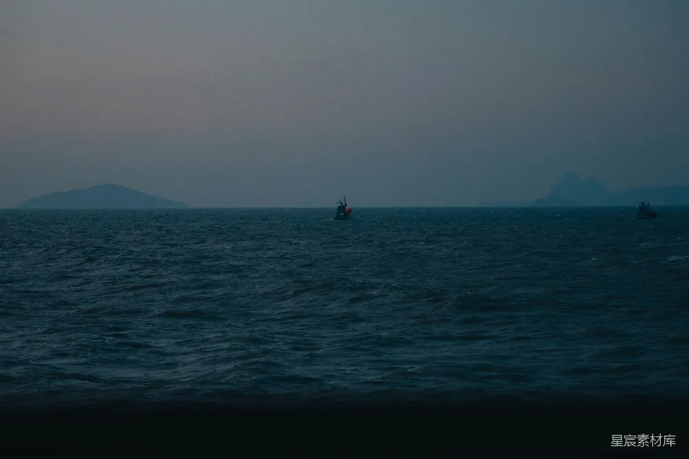 高清摄影 海洋 黄昏 孤独 船只 宁静 黄昏海上的孤舟
