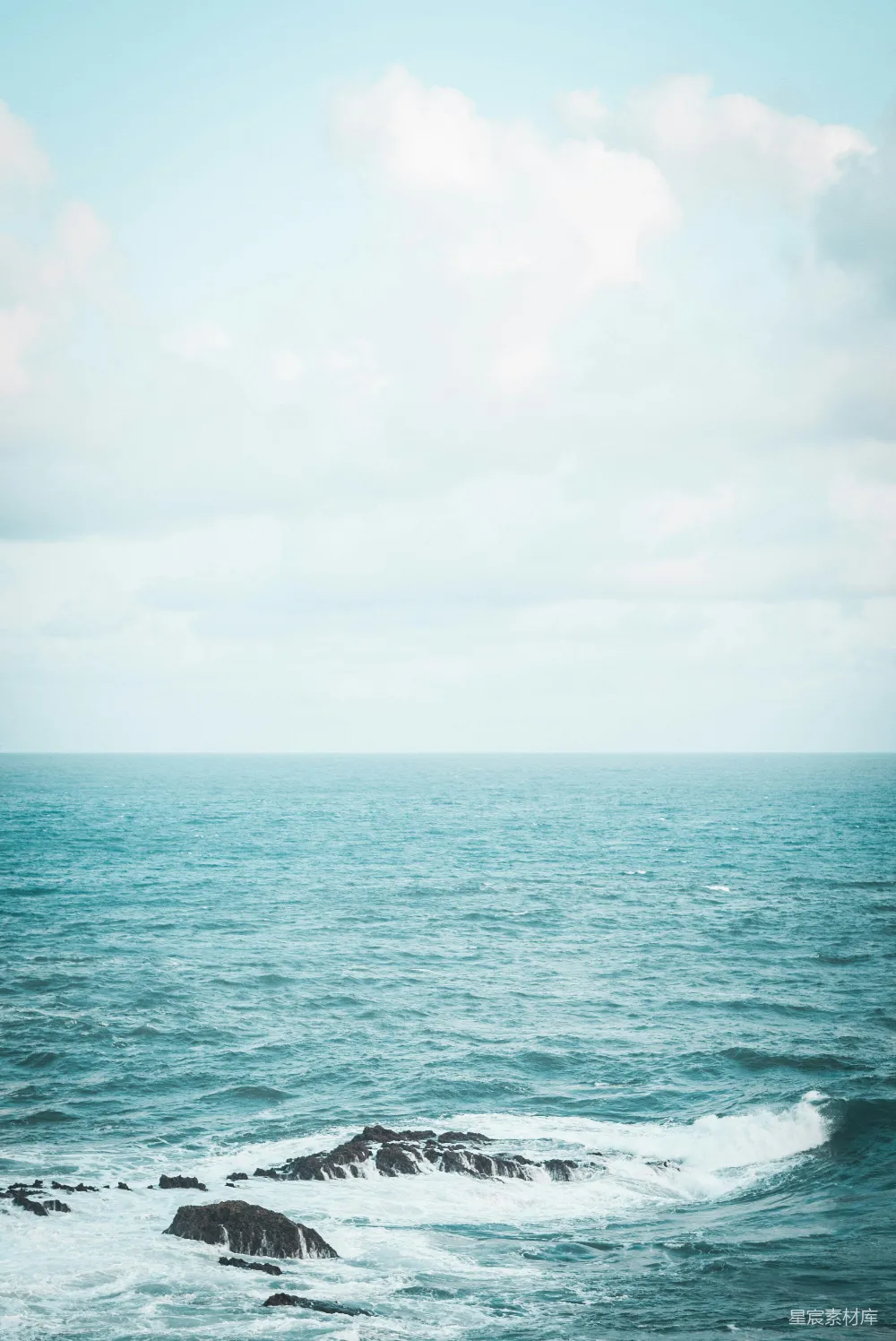 高清摄影 海洋 自然风光 海岸线 宁静 海岸 蓝色海岸：海浪与岩石的交响曲