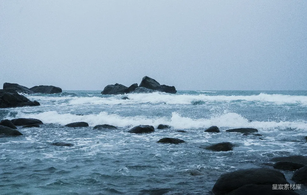 高清摄影 自然风光 海岸线 海洋 岩石 动态场景 海浪拍打岩石